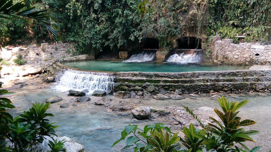 Kawasan Waterfall Filipiny